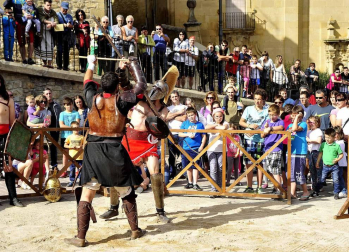 Imágenes de lucha de gladiadores romanos, representación de una boda, mercadillo y otras actividades en Mendigorría.