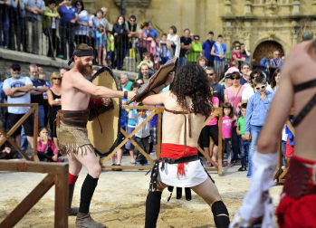 Imágenes de lucha de gladiadores romanos, representación de una boda, mercadillo y otras actividades en Mendigorría.