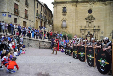 Imágenes de lucha de gladiadores romanos, representación de una boda, mercadillo y otras actividades en Mendigorría.