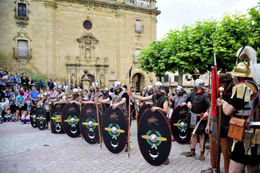 Imágenes de lucha de gladiadores romanos, representación de una boda, mercadillo y otras actividades en Mendigorría.