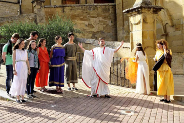 Imágenes de lucha de gladiadores romanos, representación de una boda, mercadillo y otras actividades en Mendigorría.
