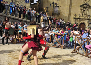 Imágenes de lucha de gladiadores romanos, representación de una boda, mercadillo y otras actividades en Mendigorría.
