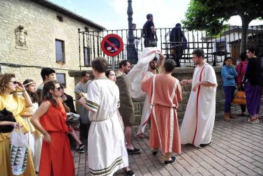 Imágenes de lucha de gladiadores romanos, representación de una boda, mercadillo y otras actividades en Mendigorría.