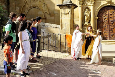 Imágenes de lucha de gladiadores romanos, representación de una boda, mercadillo y otras actividades en Mendigorría.