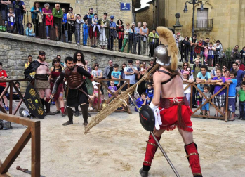 Imágenes de lucha de gladiadores romanos, representación de una boda, mercadillo y otras actividades en Mendigorría.