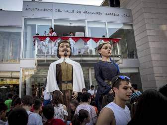 La Comparsa de Gigantes y Cabezudos del Valle de Aranguren lanzaron el cohete.