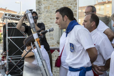 La Comparsa de Gigantes y Cabezudos del Valle de Aranguren lanzaron el cohete.