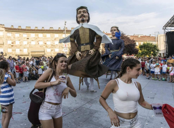 La Comparsa de Gigantes y Cabezudos del Valle de Aranguren lanzaron el cohete.