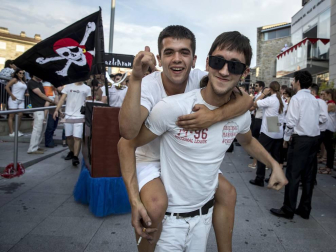 La Comparsa de Gigantes y Cabezudos del Valle de Aranguren lanzaron el cohete.
