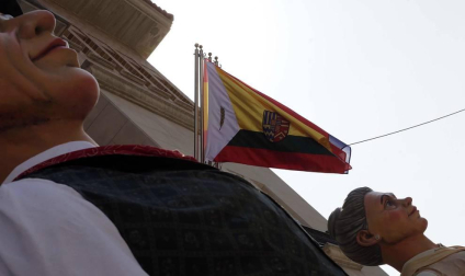 Se cumplen 25 años con Ayuntamiento propio y se ha aprovechado el cohete para la presentación de la bandera oficial de la localidad.
