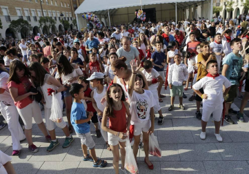 Se cumplen 25 años con Ayuntamiento propio y se ha aprovechado el cohete para la presentación de la bandera oficial de la localidad.