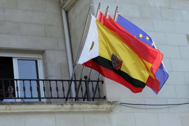 Se cumplen 25 años con Ayuntamiento propio y se ha aprovechado el cohete para la presentación de la bandera oficial de la localidad.