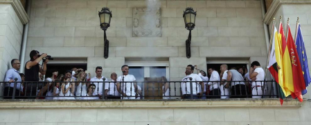 Se cumplen 25 años con Ayuntamiento propio y se ha aprovechado el cohete para la presentación de la bandera oficial de la localidad.