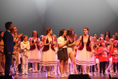 alumnos de la escuela  de Danza y Teatro Ángel Martínez durante las actuaciones