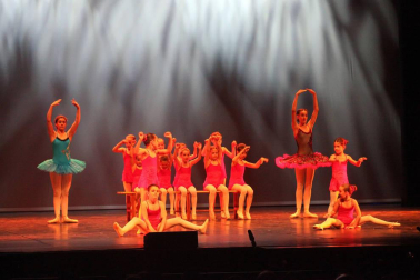 alumnos de la escuela  de Danza y Teatro Ángel Martínez durante las actuaciones