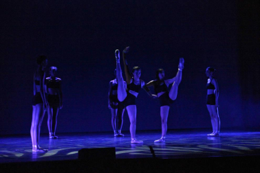 alumnos de la escuela  de Danza y Teatro Ángel Martínez durante las actuaciones