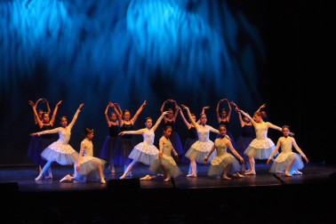 alumnos de la escuela  de Danza y Teatro Ángel Martínez durante las actuaciones