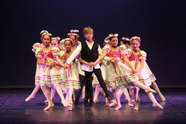 alumnos de la escuela  de Danza y Teatro Ángel Martínez durante las actuaciones