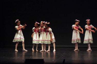 alumnos de la escuela  de Danza y Teatro Ángel Martínez durante las actuaciones