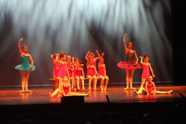alumnos de la escuela  de Danza y Teatro Ángel Martínez durante las actuaciones