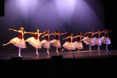 alumnos de la escuela  de Danza y Teatro Ángel Martínez durante las actuaciones