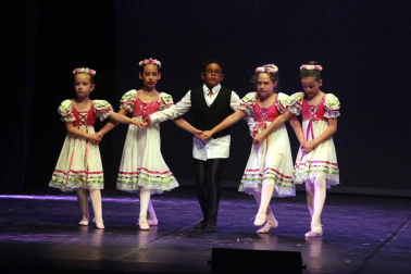 alumnos de la escuela  de Danza y Teatro Ángel Martínez durante las actuaciones