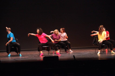 alumnos de la escuela  de Danza y Teatro Ángel Martínez durante las actuaciones