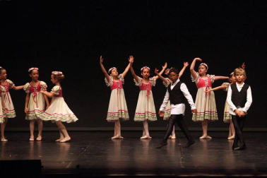 alumnos de la escuela  de Danza y Teatro Ángel Martínez durante las actuaciones