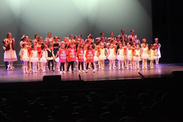 alumnos de la escuela  de Danza y Teatro Ángel Martínez durante las actuaciones