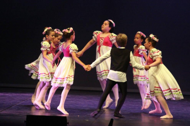 alumnos de la escuela  de Danza y Teatro Ángel Martínez durante las actuaciones