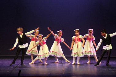 alumnos de la escuela  de Danza y Teatro Ángel Martínez durante las actuaciones