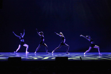 alumnos de la escuela  de Danza y Teatro Ángel Martínez durante las actuaciones