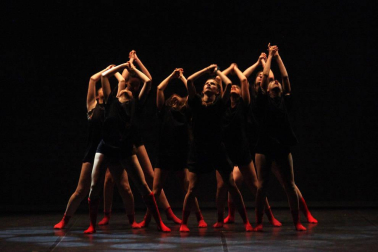 alumnos de la escuela  de Danza y Teatro Ángel Martínez durante las actuaciones