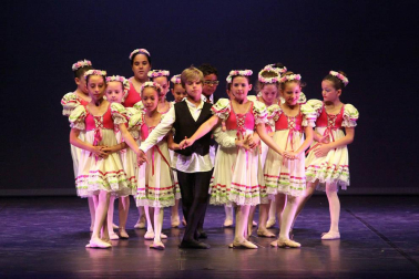 alumnos de la escuela  de Danza y Teatro Ángel Martínez durante las actuaciones