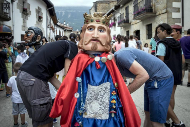 Las calles de Uharte Arakil se llenaron de familias que celebraron las fiestas de la localidad con eventos populares, gigantes y cabezudos, parrillada...