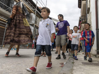 Las calles de Uharte Arakil se llenaron de familias que celebraron las fiestas de la localidad con eventos populares, gigantes y cabezudos, parrillada...