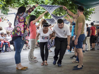 Las calles de Uharte Arakil se llenaron de familias que celebraron las fiestas de la localidad con eventos populares, gigantes y cabezudos, parrillada...