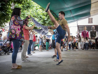 Las calles de Uharte Arakil se llenaron de familias que celebraron las fiestas de la localidad con eventos populares, gigantes y cabezudos, parrillada...