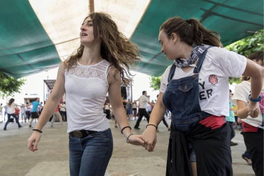 Las calles de Uharte Arakil se llenaron de familias que celebraron las fiestas de la localidad con eventos populares, gigantes y cabezudos, parrillada...