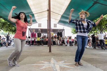Las calles de Uharte Arakil se llenaron de familias que celebraron las fiestas de la localidad con eventos populares, gigantes y cabezudos, parrillada...