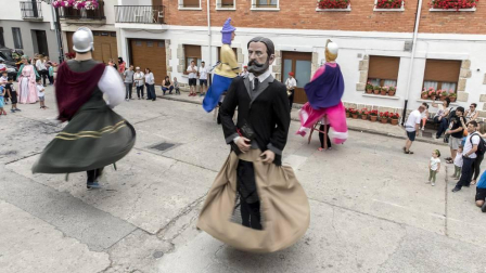 Las calles de Uharte Arakil se llenaron de familias que celebraron las fiestas de la localidad con eventos populares, gigantes y cabezudos, parrillada...