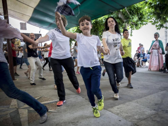 Las calles de Uharte Arakil se llenaron de familias que celebraron las fiestas de la localidad con eventos populares, gigantes y cabezudos, parrillada...
