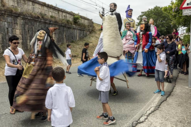 Las calles de Uharte Arakil se llenaron de familias que celebraron las fiestas de la localidad con eventos populares, gigantes y cabezudos, parrillada...