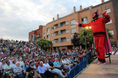 Imágenes del Paloteado del barrio de Lourdes, gigantes, hinchables y concierto.