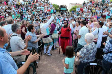 Imágenes del Paloteado del barrio de Lourdes, gigantes, hinchables y concierto.