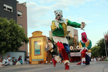 Imágenes del Paloteado del barrio de Lourdes, gigantes, hinchables y concierto.
