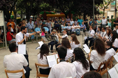 Imágenes del Paloteado del barrio de Lourdes, gigantes, hinchables y concierto.