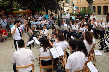 Imágenes del Paloteado del barrio de Lourdes, gigantes, hinchables y concierto.