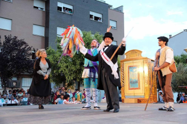 Imágenes del Paloteado del barrio de Lourdes, gigantes, hinchables y concierto.