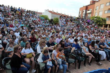 Imágenes del Paloteado del barrio de Lourdes, gigantes, hinchables y concierto.